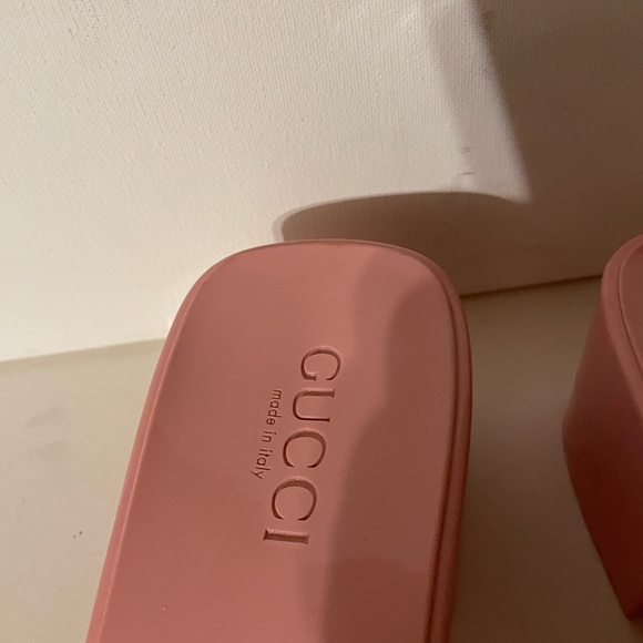 Gucci Women's Rubber slide sandal - Picture 6 of 8